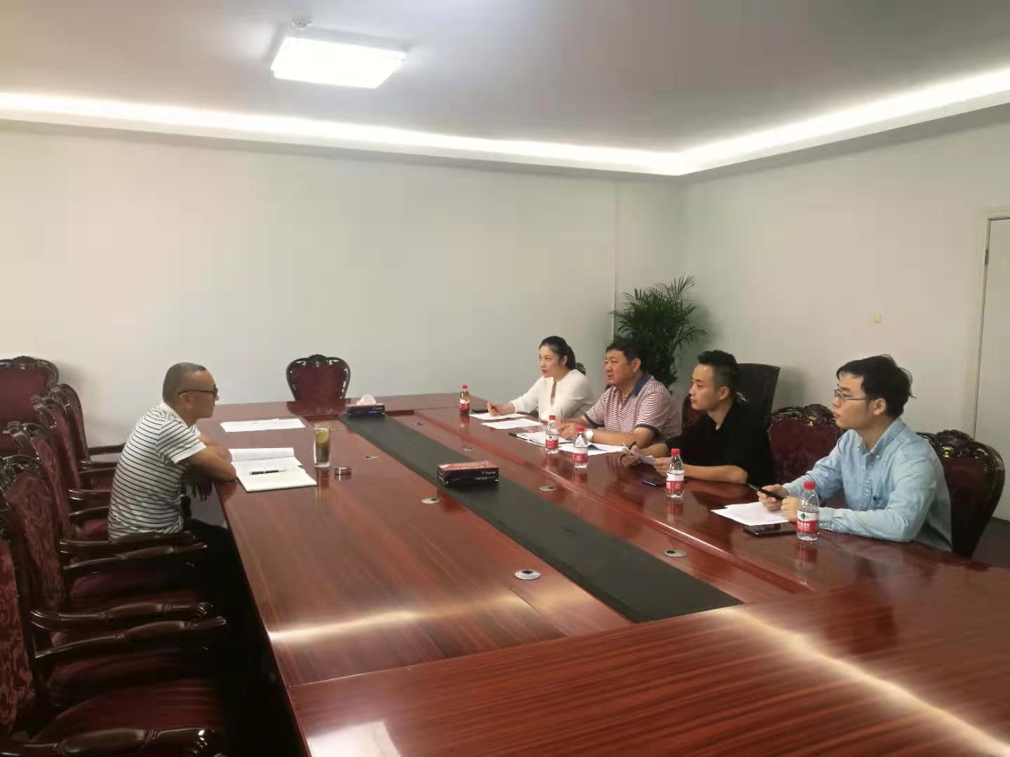 為盡快落實公租房運營管理購買服務，今天上午市安居公司總經(jīng)理陶永午與中標單位建設銀行建信公司就合同簽訂、人員配備和介入管理事宜進行商談。.jpg
