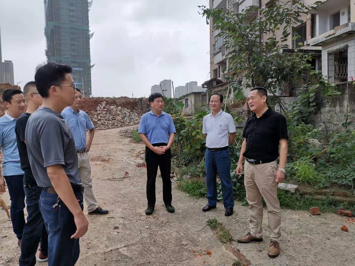 為加快方家沖、造紙廠和桂花園新安置區(qū)建設(shè)，2019年9月5日下，市城建集團(tuán)總經(jīng)理衛(wèi)民陪同市政府副秘書(shū)長(zhǎng)劉陳寅深入項(xiàng)目建設(shè)現(xiàn)場(chǎng)，調(diào)度推進(jìn)安置區(qū)征遷工作.jpg
