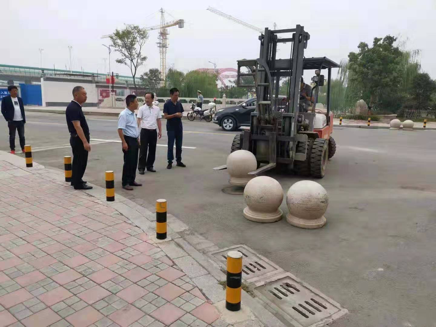 為向新中國(guó)成立七十周年獻(xiàn)禮，市城建集團(tuán)攻堅(jiān)克難，實(shí)現(xiàn)了北門棚改區(qū)域民生路10月1日零時(shí)順利通車。國(guó)慶假期，市城建集團(tuán)堅(jiān)持做好一線工作，在與交警部門共同做好民生路通車保障工作外，抓細(xì)節(jié)，抓落實(shí)，確保其他各項(xiàng)工作有序推進(jìn)。.jpg